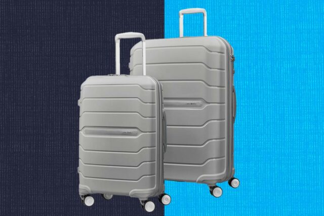 Duas malas Samsonite cinza, uma grande e outra pequena, com alças retráteis e quatro rodas.