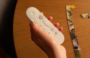 Gemini for TV está chegando hoje a um Google TV Streamer perto de você Um Google TV Streamer ao lado de uma TV e um controle remoto