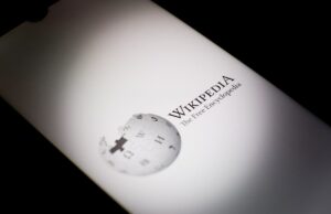 A Wikipedia afirma que o tráfego da web está caindo como resultado de recapitulações de pesquisa de IA e videoclipes sociais Wikipedia logo