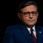A ação de Mike Johnson de ser informada de que Trump está "desequilibrada" remove online