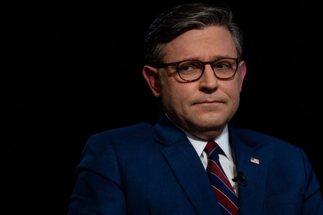 A ação de Mike Johnson de ser informada de que Trump está "desequilibrada" remove online 

