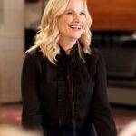 A apresentadora de 'SNL' Amy Poehler se inscreveu com Tina Fey em um ambiente aberto e na mesa de trabalho de 'Atualização de fim de semana'
