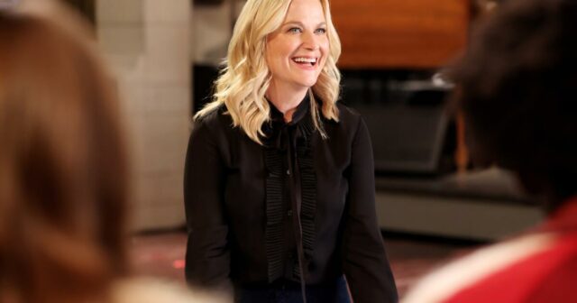 A apresentadora de 'SNL' Amy Poehler se inscreveu com Tina Fey em um ambiente aberto e na mesa de trabalho de 'Atualização de fim de semana' 

