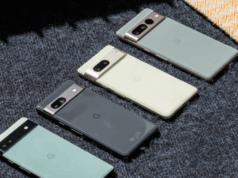 A busca de precisão baseada em UWB do Google desconsidera dois de seus principais concorrentes O aplicativo Find Hub na tela inicial do telefone enquanto o dispositivo está próximo a um Moto Tag em uma pedra.