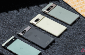 A busca de precisão baseada em UWB do Google desconsidera dois de seus principais concorrentes O aplicativo Find Hub na tela inicial do telefone enquanto o dispositivo está próximo a um Moto Tag em uma pedra.