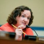 A candidata a governador da Califórnia, Katie Porter, grita com um funcionário durante uma videochamada: 'Saia da minha porra de tiro!'