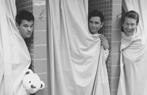 A celebração do aniversário de Glen Powell fica muito quente graças à homenagem nua de John Stamos glen powell john stamos taylor lautner