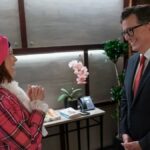 A celebridade de 'Elsbeth' Carrie Preston fala sobre a resolução do assassinato de Stephen Colbert, o que vem a seguir na terceira temporada