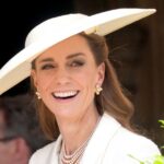 A charmosa bolsa crossbody de Kate Middleton acaba, mas esta de US $ 18 não é