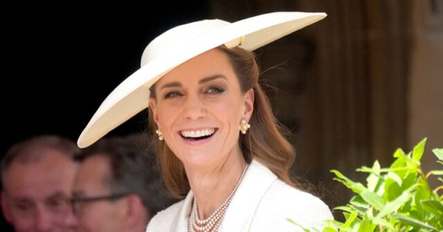 A charmosa bolsa crossbody de Kate Middleton acaba, mas esta de US $ 18 não é 

