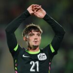 James Overy prestes a jogar um passe para a Austrália U20.