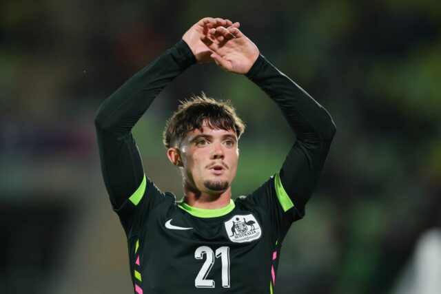 James Overy prestes a jogar um passe para a Austrália U20.