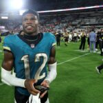 Travis Hunter sai de campo após a vitória do Chiefs sobre o Jaguars em 6 de outubro de 2025.