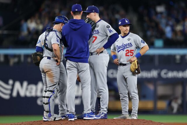 A derrota brutal no jogo 1 da World Series revelou O defensor direito do Toronto Blue Jays, Addison Barger (47), contorna as bases depois de acertar um grand slam contra o Los Angeles Dodgers na sexta entrada durante o primeiro jogo da 2025 MLB World Series em Rogers Centre.