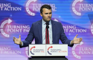 A equipe de Trump não consegue parar de explorar a morte de Charlie Kirk Uma foto do ativista conservador Charlie Kirk é vista em uma tela grande durante um memorial para Kirk, domingo, 21 de setembro de 2025, no State Farm Stadium em Glendale, Arizona (AP Photo/John Locher)