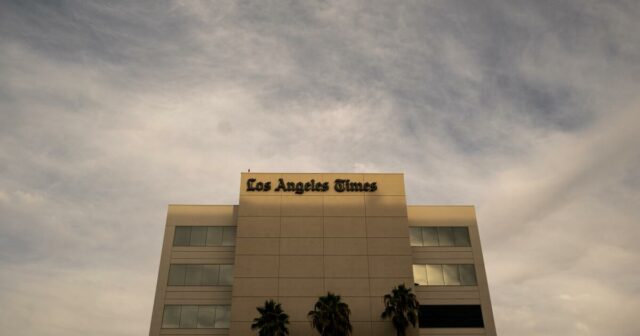 A equipe de mídia do Los Angeles Times toma medidas para tornar público 

