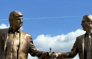 A estátua de Trump-Epstein está de volta: ‘Como um básico confederado caído’ A estátua de Trump-Epstein está de volta: 'Como um básico confederado caído'