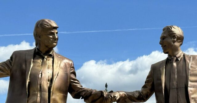 A estátua de Trump-Epstein está de volta: 'Como um básico confederado caído' 


