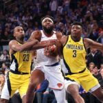 O central do New York Knicks, Mitchell Robinson #23, reage no chão durante o terceiro quarto.