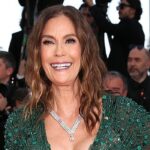 Teri Hatcher insistiu que não foi à faca, apesar de exibir um rosto tenso nos anos anteriores e parou de usar Botox e preenchimentos em 2010 (foto em maio)