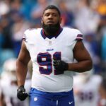 O jogador do Buffalo Bills, Ed Oliver (91), em campo.Ed Oliver #91 do Buffalo Bills entra em campo antes do jogo contra o Carolina Panthers no Bank of America Stadium em 26 de outubro de 2025 em Charlotte, Carolina do Norte.