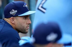 A estrela lesionada dos Blue Jays ainda pode entrar em ação na World Series George Springer observa a vitória dos Blue Jays por 6 a 1 sobre os Dodgers no jogo 5 da World Series em 29 de outubro de 2025.