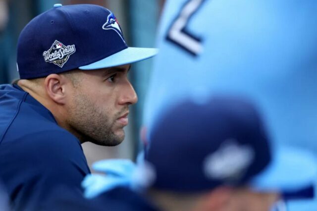 George Springer observa a vitória dos Blue Jays por 6 a 1 sobre os Dodgers no jogo 5 da World Series em 29 de outubro de 2025.