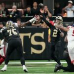 Spencer Rattler joga um passe durante o jogo dos Saints-Giants em 5 de outubro de 2025.