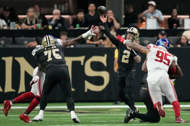 Spencer Rattler joga um passe durante o jogo dos Saints-Giants em 5 de outubro de 2025. 