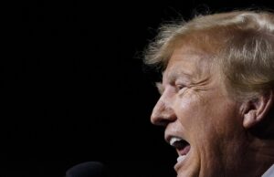 A fantasia de um bilhão de dólares de Trump O presidente Donald Trump e a presidente da Comissão Europeia, Ursula von der Leyen, conversam após chegarem a um acordo comercial no campo de golfe Trump Turnberry em Turnberry, Escócia, domingo, 27 de julho de 2025. (AP Photo/Jacquelyn Martin)