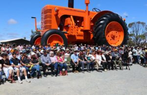 A gigante réplica do trator Chamberlain 40K pode receber uma adição impressionante A gigante réplica do trator Chamberlain 40K pode receber uma adição impressionante