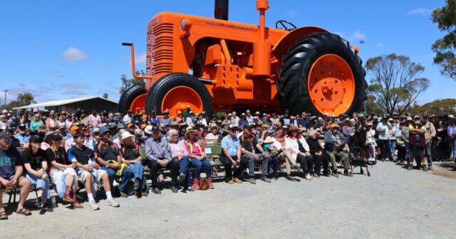 A gigante réplica do trator Chamberlain 40K pode receber uma adição impressionante
