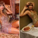Taylor Swift em uma roupa de arco e meias de fishnet, encostada em uma parede e sentada em uma mesa com um prato de espaguete e um martini.