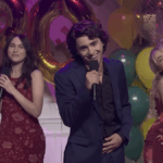 A ilustração de Domingo retorna mais uma vez para SNL Cold Open