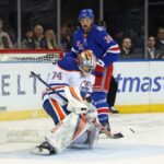 Sam Carrick, que fazia parte da forte quarta linha dos Blueshirts, observa Stuart Skinner fazer uma defesa durante o terceiro período da derrota do Rangers por 2 a 0 para os Oilers em 14 de outubro de 2025.