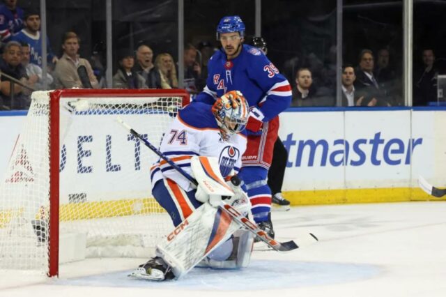 Sam Carrick, que fazia parte da forte quarta linha dos Blueshirts, observa Stuart Skinner fazer uma defesa durante o terceiro período da derrota do Rangers por 2 a 0 para os Oilers em 14 de outubro de 2025.
