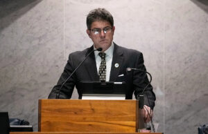 A imprensa de redistritamento de Trump levanta barricadas em Indiana e Kansas enquanto legisladores políticos republicanos enfrentam Yahoo news home