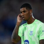 O jogador do Manchester United e da Inglaterra, Marcus Rashford, observa durante a partida da La Liga entre Real Mallorca e Barcelona no Estádio Mallorca Son Moix em 2025 em Maiorca, Espanha.