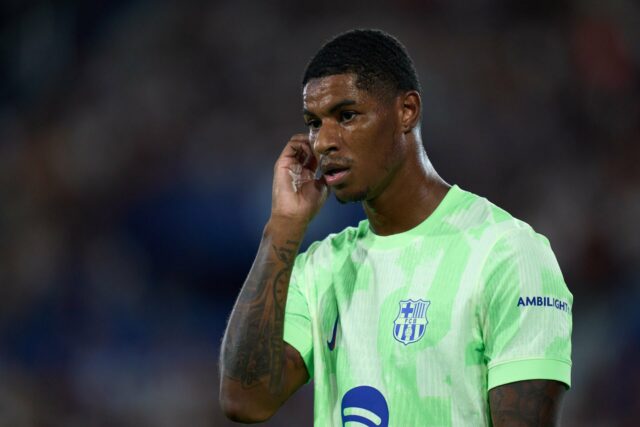 O jogador do Manchester United e da Inglaterra, Marcus Rashford, observa durante a partida da La Liga entre Real Mallorca e Barcelona no Estádio Mallorca Son Moix em 2025 em Maiorca, Espanha.
