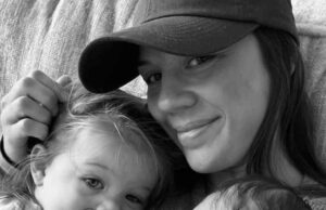 A influenciadora Lizzie Kieffer compartilha um videoclipe filmado dias antes do falecimento da menina A influenciadora Lizzie Kieffer diz que a filha de 12 meses 'moldou' o bebê nº 3 para a família