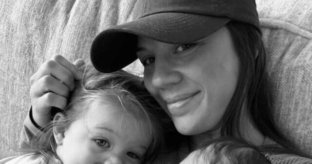 A influenciadora Lizzie Kieffer diz que a filha de 12 meses 'moldou' o bebê nº 3 para a família