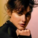 A influenciadora libanesa Nour Arida estabelece o programa de fatos sobre o empoderamento feminino 'Autoconfiança é rainha'