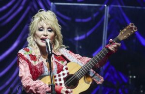 A irmã de Dolly Parton, Freida, afirma que ficou “acordada a noite toda esperando” no meio dos obstáculos de bem-estar do símbolo A irmã de Dolly Parton, Freida, afirma que ficou “acordada a noite toda esperando” no meio dos obstáculos de bem-estar do símbolo