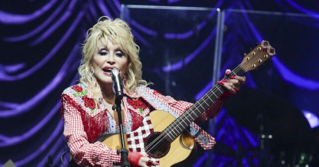 A irmã de Dolly Parton, Freida, afirma que ficou “acordada a noite toda esperando” no meio dos obstáculos de bem-estar do símbolo 

