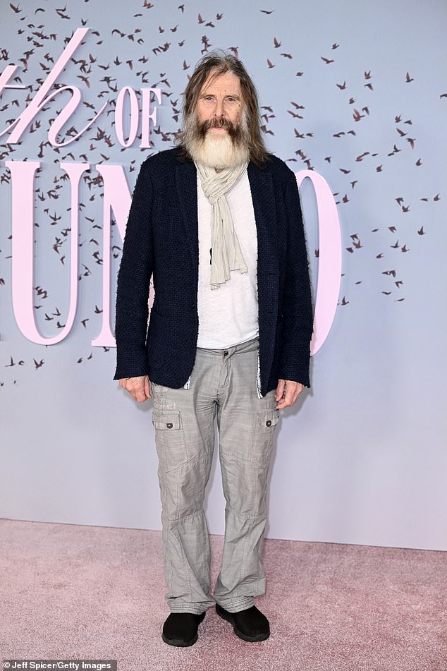 A lendária estrela de TV e teatro parece completamente irreconhecível Uma lendária estrela de TV e teatro parecia completamente irreconhecível ao assistir à estreia em Londres de The Death of Bunny Munro, no Royal Festival Hall, na quinta-feira.