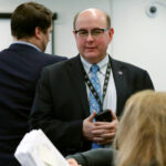 Arquivo - O deputado Jared Golden, D -Maine, fala em uma entrevista coletiva, em 1º de novembro de 2022, na Casa do Estado, em Augusta, Maine. (AP Photo/Robert F. Bukaty, arquivo)