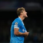 Rasmus Hojlund corre em comemoração depois de marcar o Napoli vs Sporting CP.