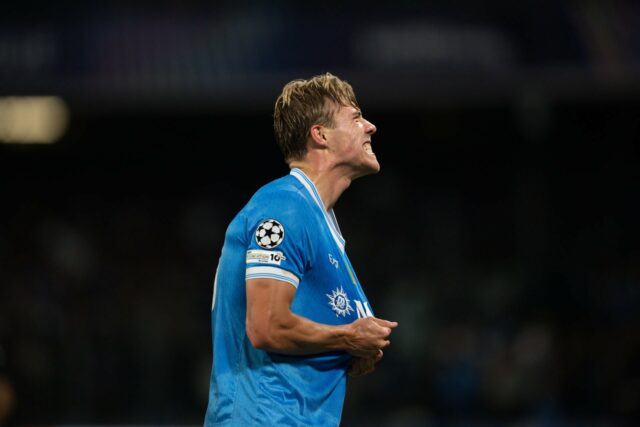 Rasmus Hojlund corre em comemoração depois de marcar o Napoli vs Sporting CP.
