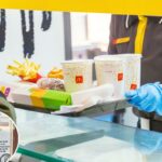 Uma placa da Bear Family Restaurants, uma franqueada do McDonald's, afirmando que, devido à suspensão da produção de centavos pelo Tesouro dos EUA, o troco em dinheiro será arredondado para os 5 centavos mais próximos.