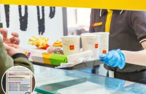 A mudança de pagamento do McDonald’s confunde os clientes que podem estar pagando mais por uma refeição: ‘Não tenho certeza de como isso é legal’ Uma placa da Bear Family Restaurants, uma franqueada do McDonald's, afirmando que, devido à suspensão da produção de centavos pelo Tesouro dos EUA, o troco em dinheiro será arredondado para os 5 centavos mais próximos.